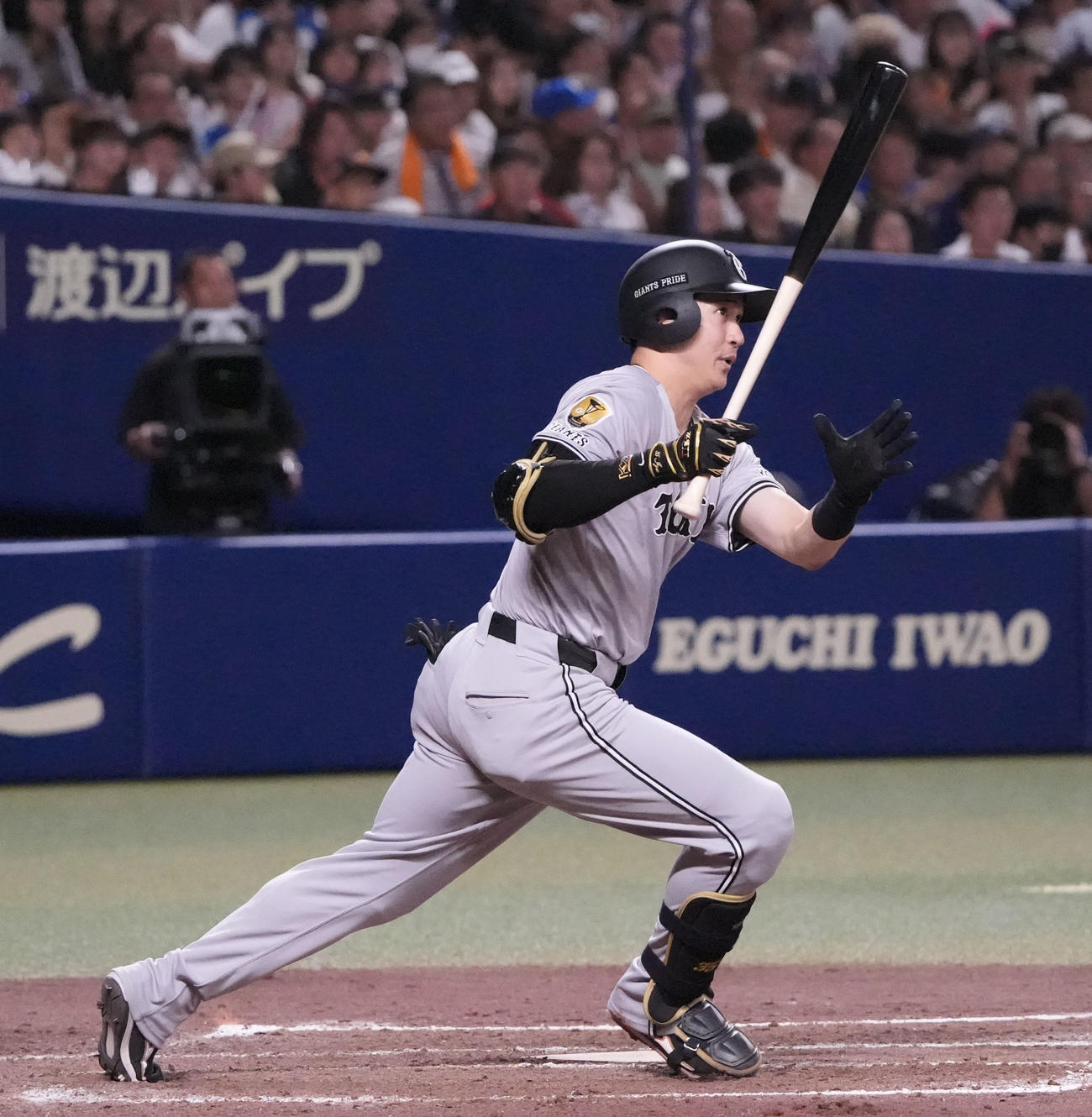 中日対巨人　4回表巨人2死二塁、右適時二塁打を放つ泉口（撮影・森本幸一）