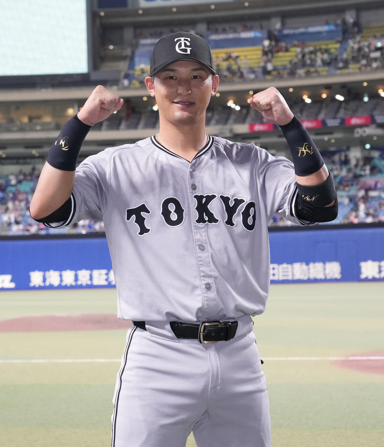 中日対巨人　ヒーローインタビューを終えポーズを決める吉川（撮影・森本幸一）