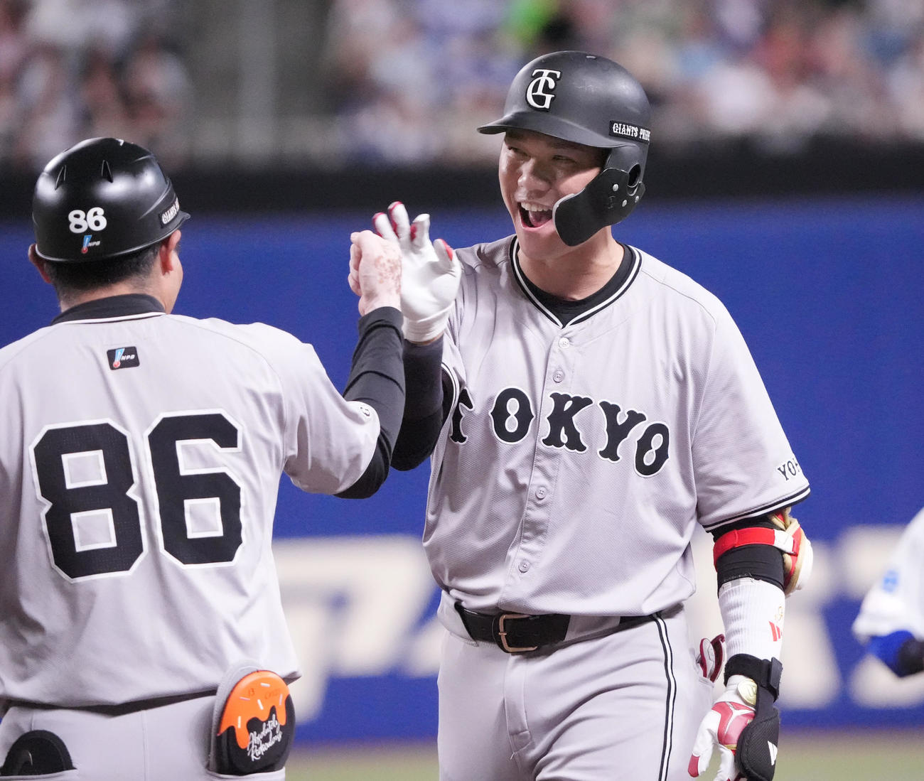 中日対巨人　9回表巨人2死満塁、坂本（右）は中前適時打を放ち笑顔を見せる（撮影・森本幸一）