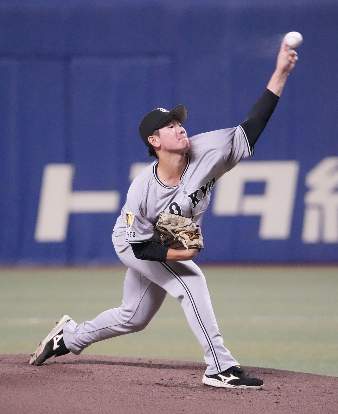 中日対巨人　1回裏、登板する巨人先発の井上（撮影・森本幸一）