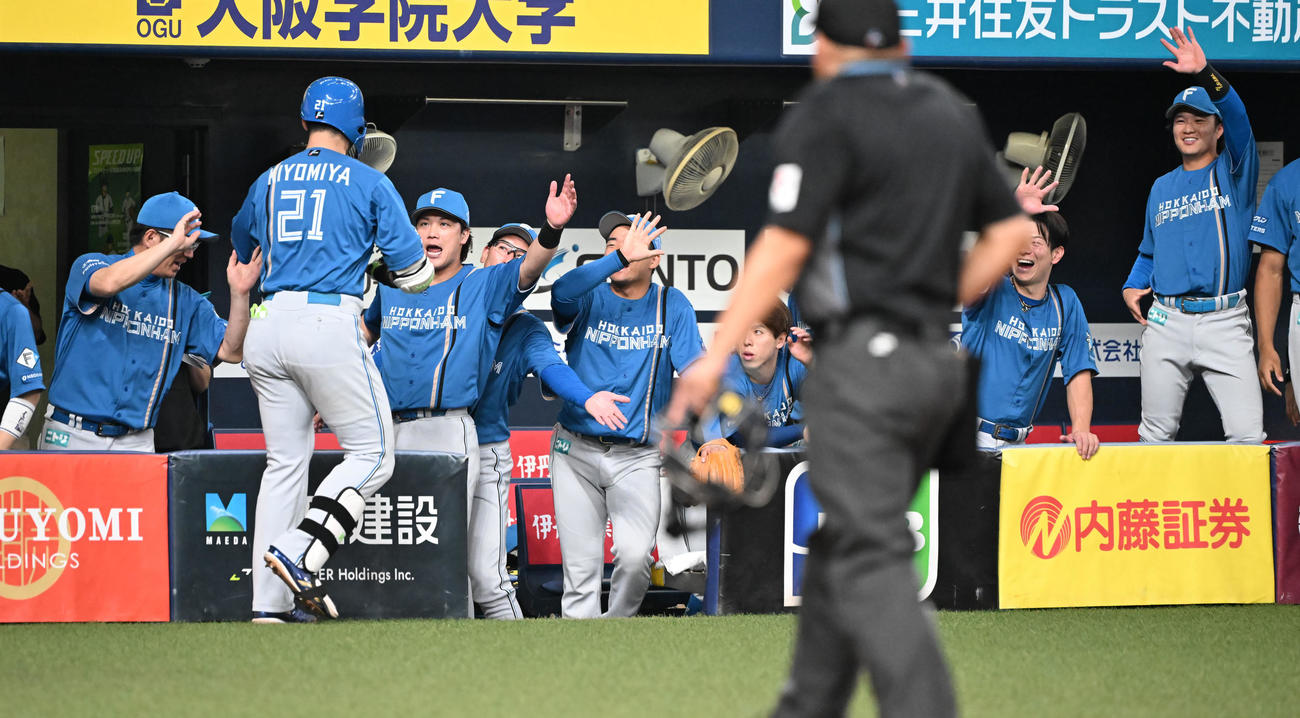 オリックス対日本ハム　5回表日本ハム2死、右越え本塁打を放った清宮幸はナインに迎えられる（撮影・和賀正仁）