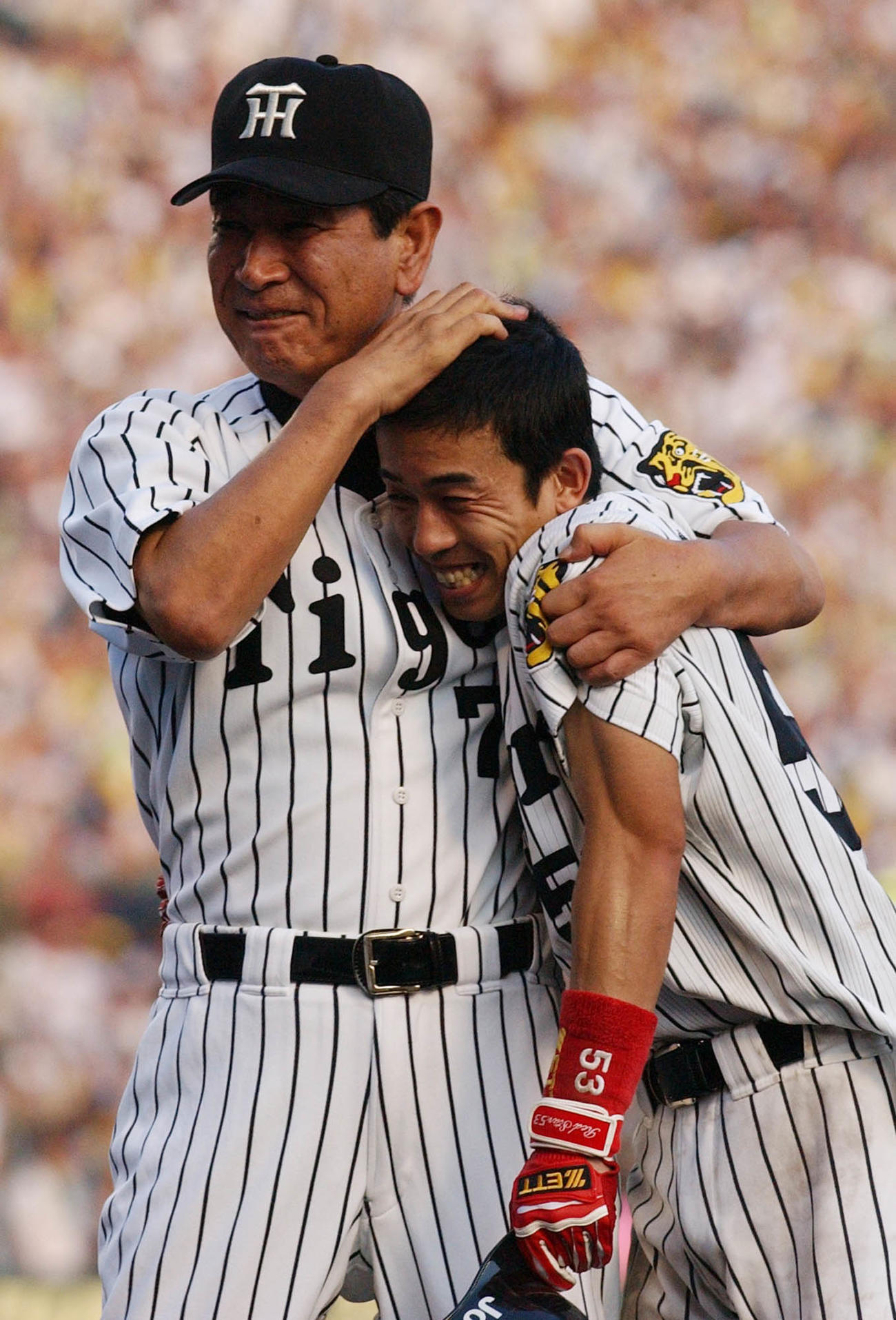 2003年9月15日、サヨナラ打を放った赤星憲広を抱きかかえる星野仙一監督