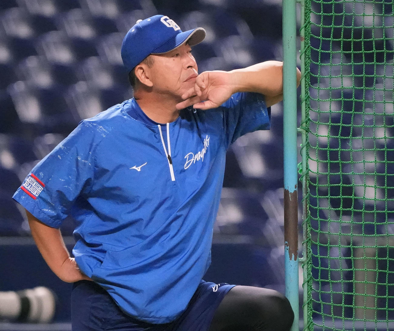 中日対巨人　試合前、練習を見つめる井上監督（撮影・森本幸一）