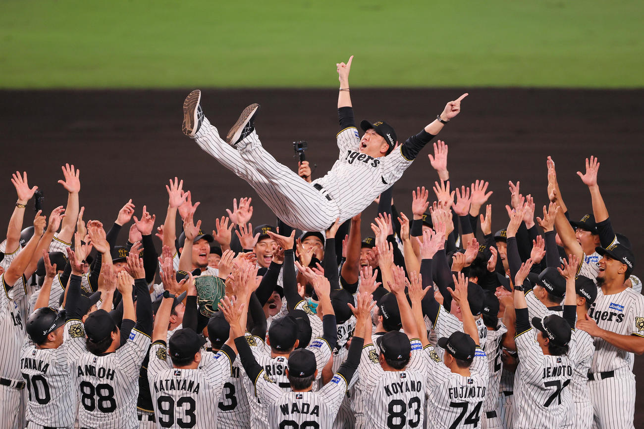 阪神対広島　セ・リーグ優勝を決め、ナインから胴上げされる阪神藤川監督（撮影・上山淳一）