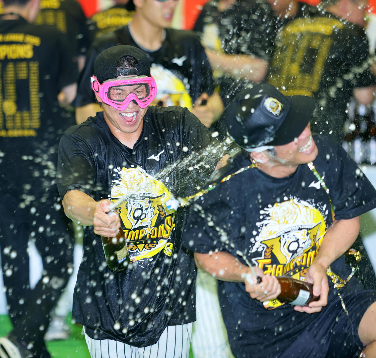 祝勝会で笑顔を見せる梅野（撮影・上山淳一）