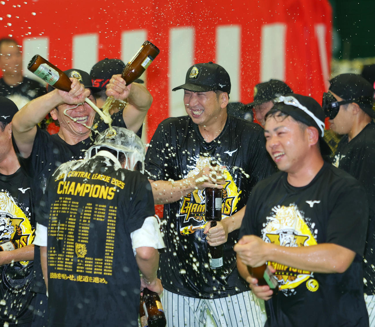 藤川監督（中央）は祝勝会で笑顔を見せる（撮影・上山淳一）