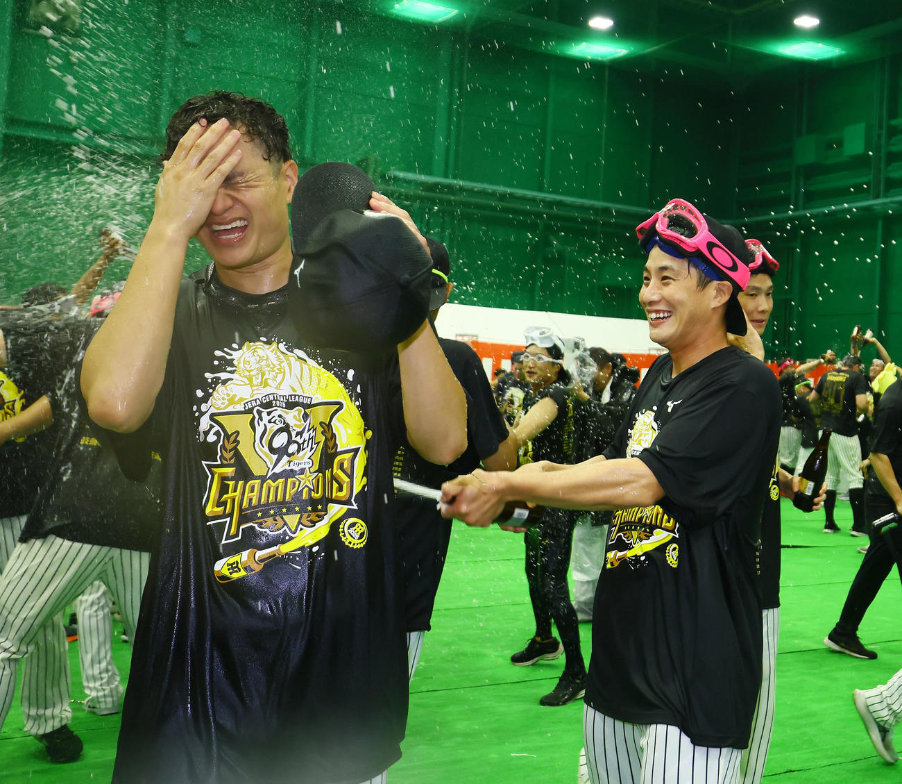 優勝祝勝会で木浪（右）からビールをかけられる大竹（撮影・藤尾明華）