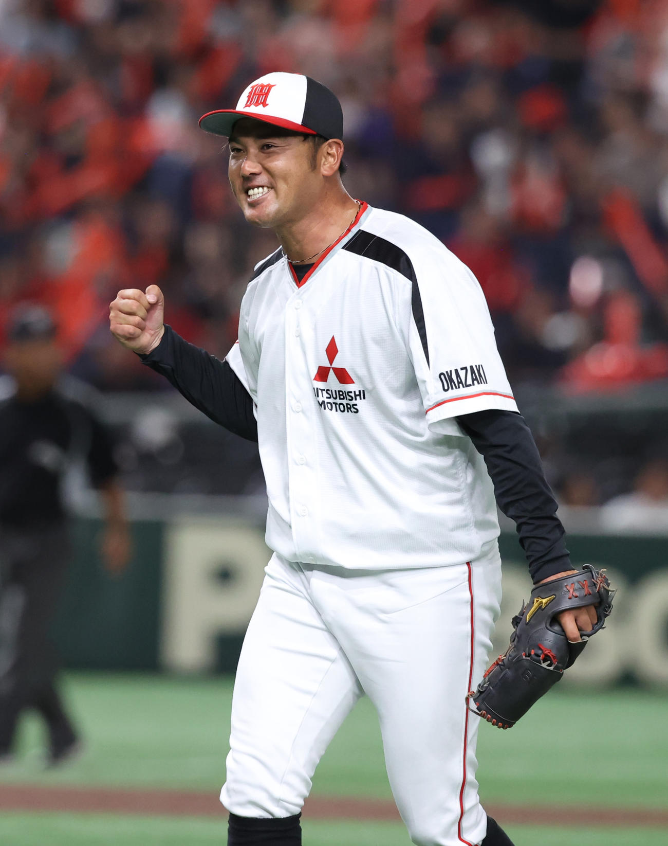 三菱自動車岡崎対日本生命　6回裏日本生命2死満塁、山田を右飛に打ち取りガッツポーズする戸田（撮影・柴田隆二）　　