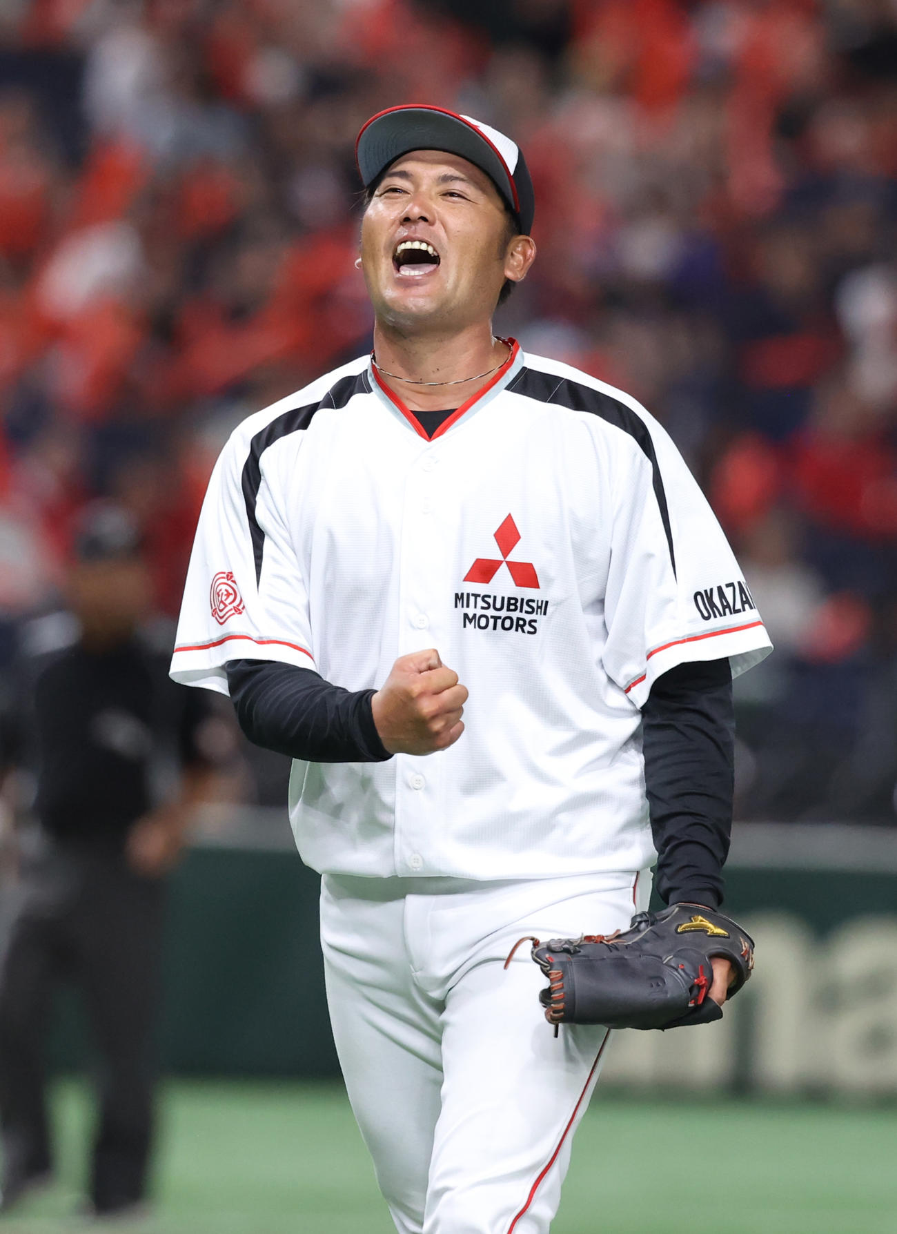 三菱自動車岡崎対日本生命　6回裏日本生命2死満塁、山田を右飛に打ち取りガッツポーズする戸田（撮影・柴田隆二）　　