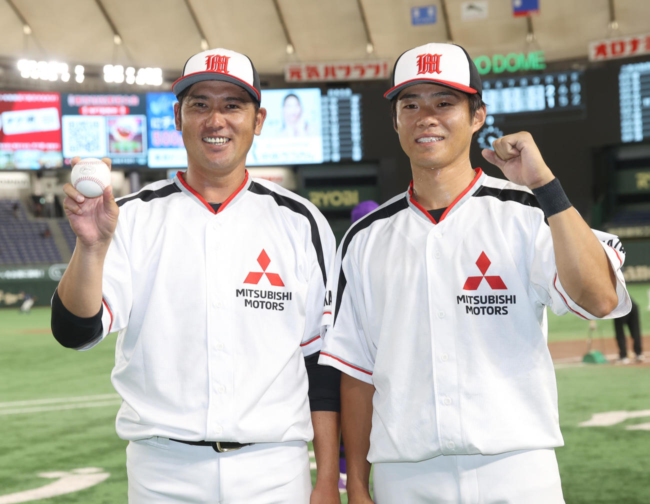 三菱自動車岡崎対日本生命　三菱自動車岡崎・戸田（左）と平野はJR東海補強コンビで活躍した（撮影・柴田隆二）　　