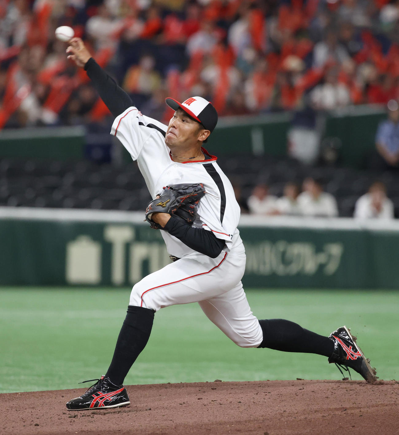 三菱自動車岡崎対日本生命　先発した三菱自動車岡崎・戸田（撮影・柴田隆二）　　