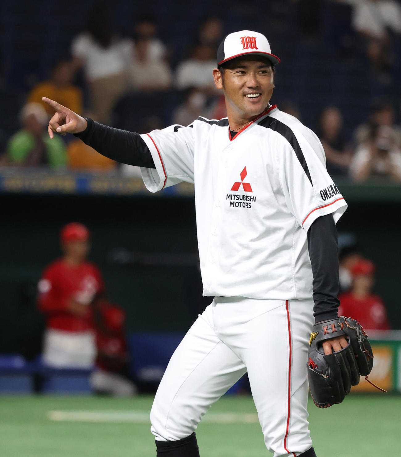 三菱自動車岡崎対日本生命　4回、三菱自動車岡崎・戸田は無失点に抑え笑顔を見せる（撮影・柴田隆二）　　