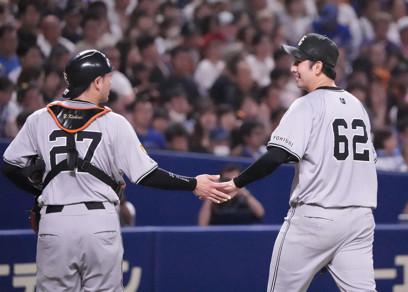 中日対巨人　1回終了、岸田（左）とタッチを交わしベンチへ戻る横川（撮影・森本幸一）