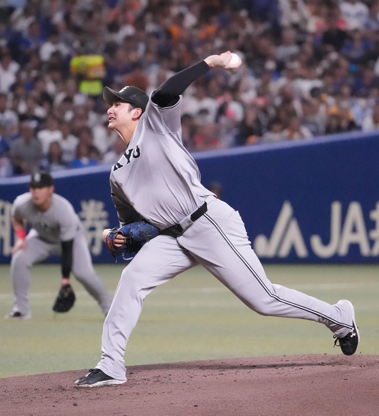 中日対巨人　1回裏、登板する巨人先発の横川（撮影・森本幸一）