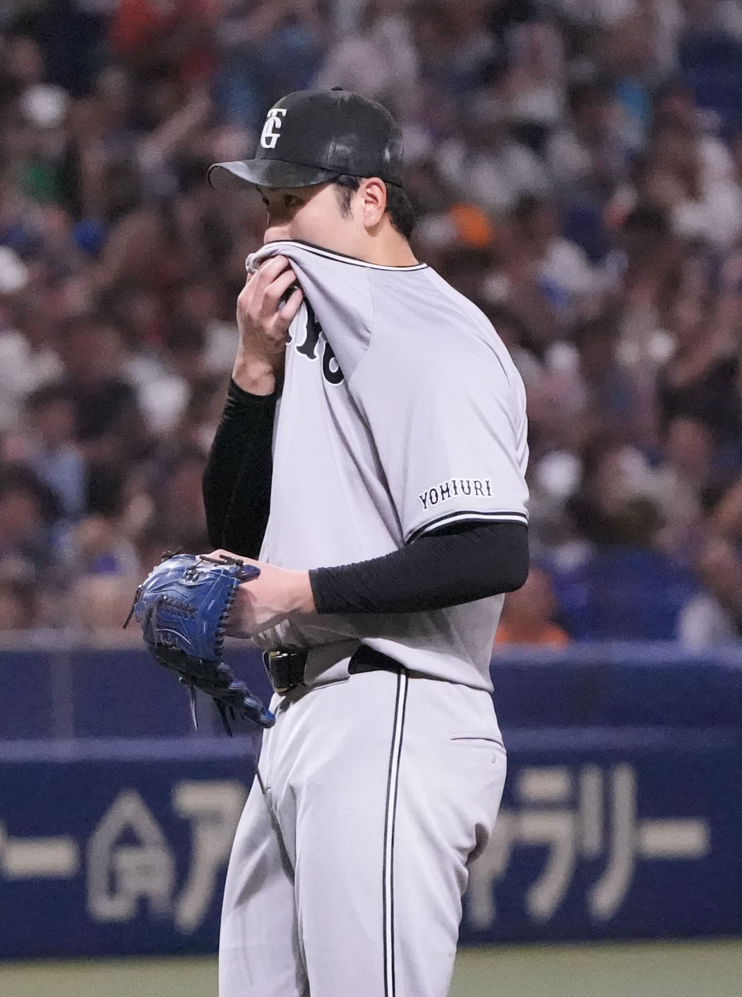 中日対巨人　4回裏中日無死、細川に右越え本塁打を打たれ汗を拭く横川（撮影・森本幸一）