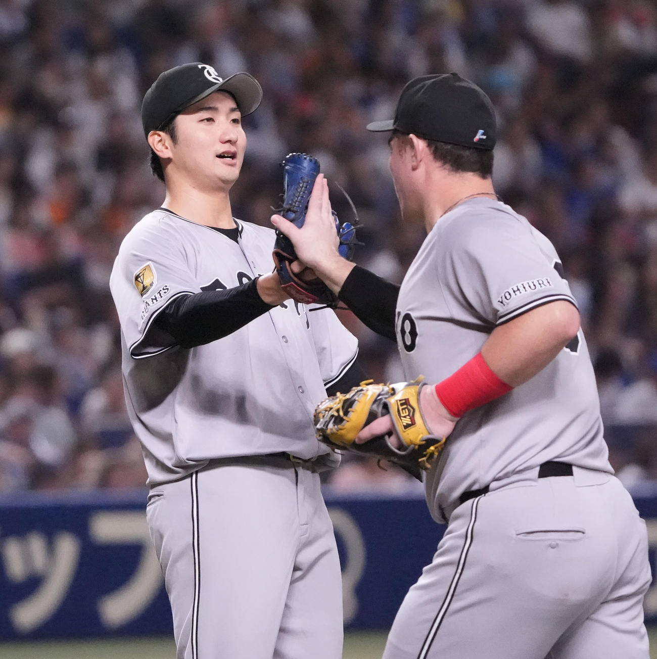 中日対巨人　3回終了、横川（左）リチャードとタッチを交わしベンチへ戻る（撮影・森本幸一）