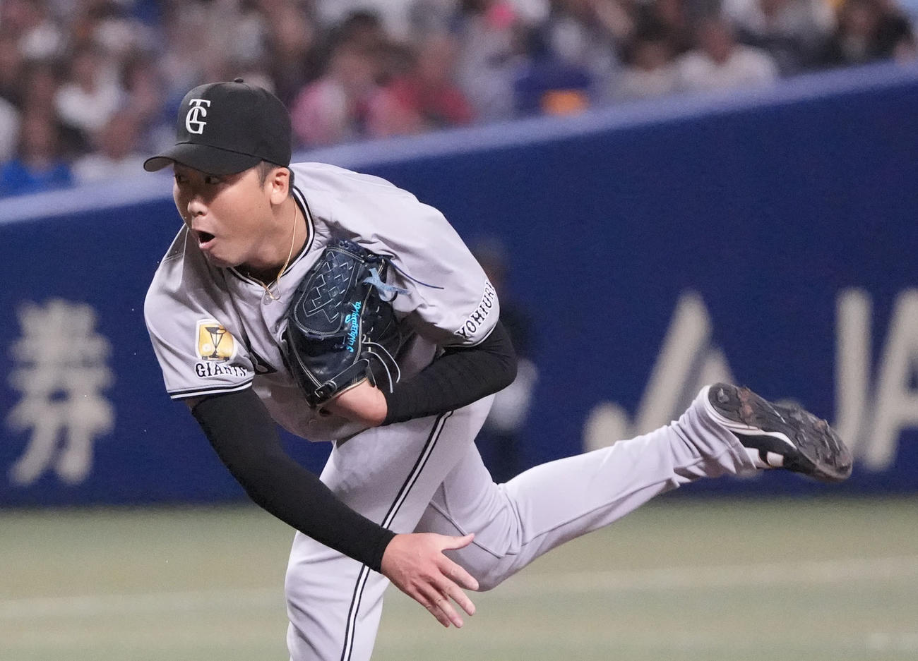 中日対巨人　5回裏中日無死満塁、巨人2番手で登板する船迫（撮影・森本幸一）