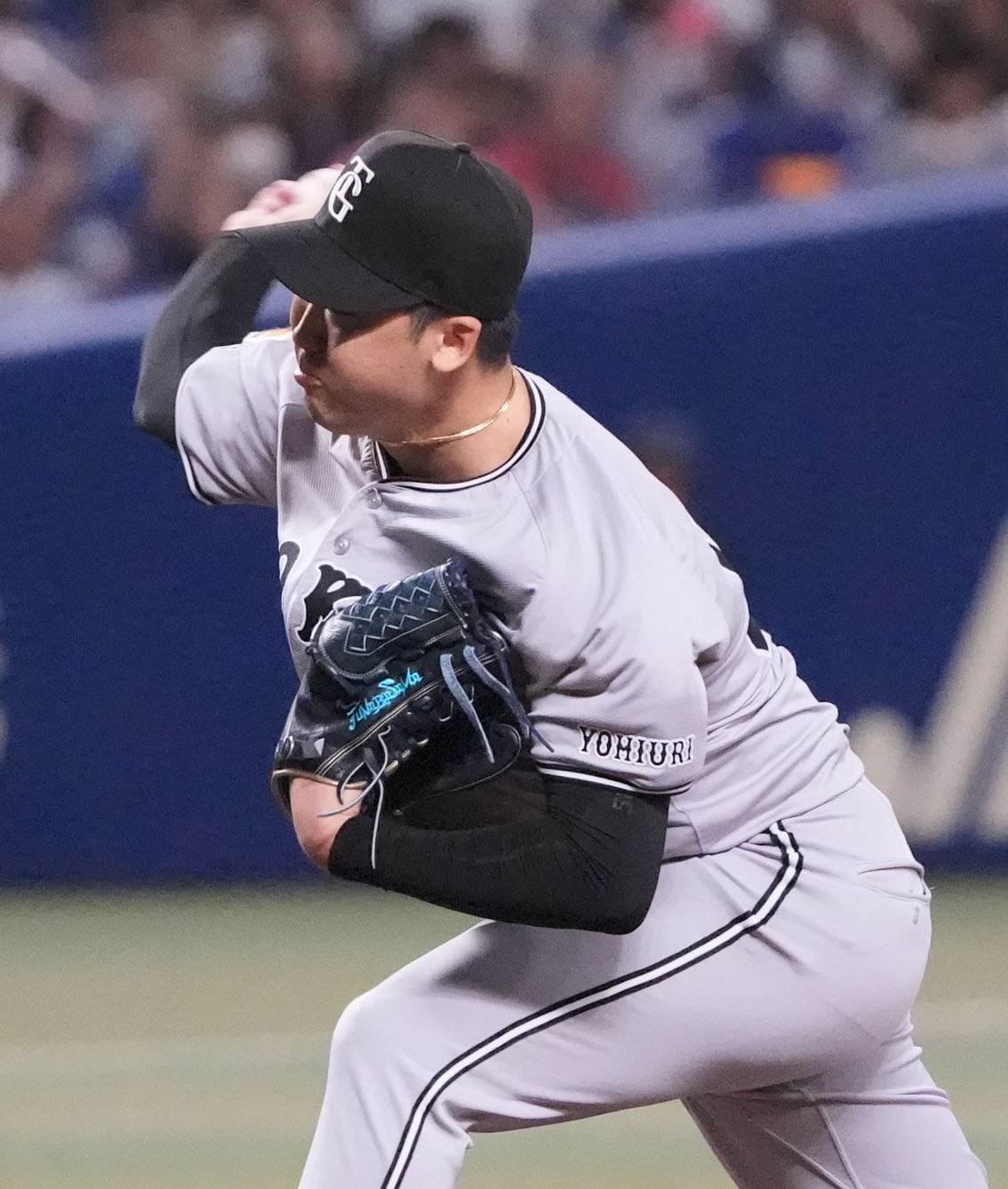 中日対巨人　5回裏中日無死満塁、巨人2番手で登板する船迫（撮影・森本幸一）