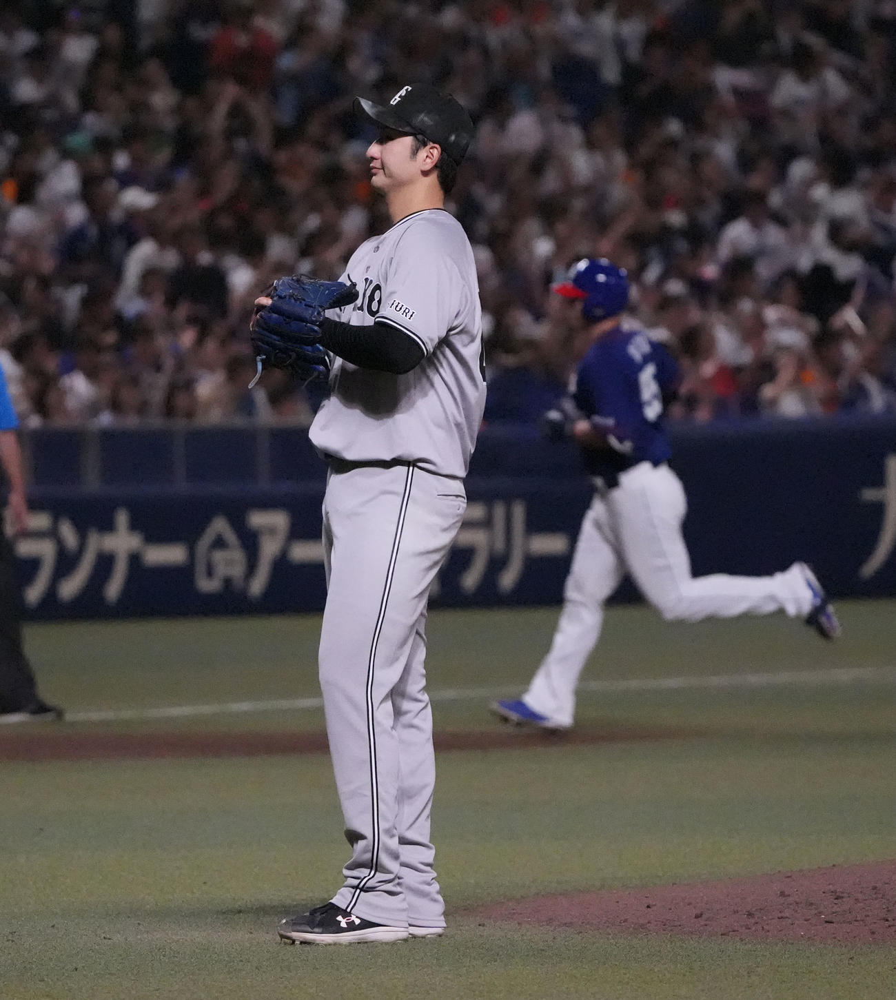 中日対巨人　4回裏中日無死、横川（左）は細川に右越え本塁打を打たれる（撮影・森本幸一）