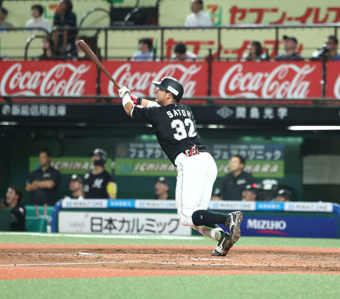 西武対ロッテ　3回表ロッテ2死一塁、右中間2点本塁打を放つ佐藤（撮影・河田真司）