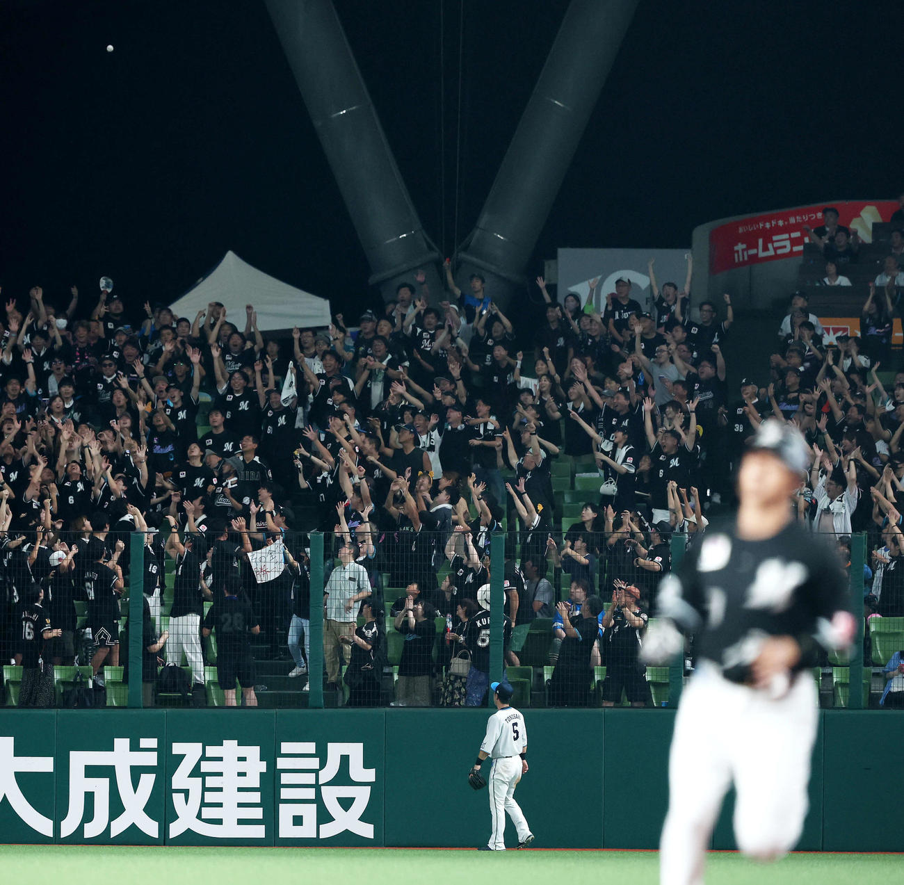 西武対ロッテ　3回表ロッテ2死一塁、佐藤の右中間2点本塁打となる打球（撮影・河田真司）