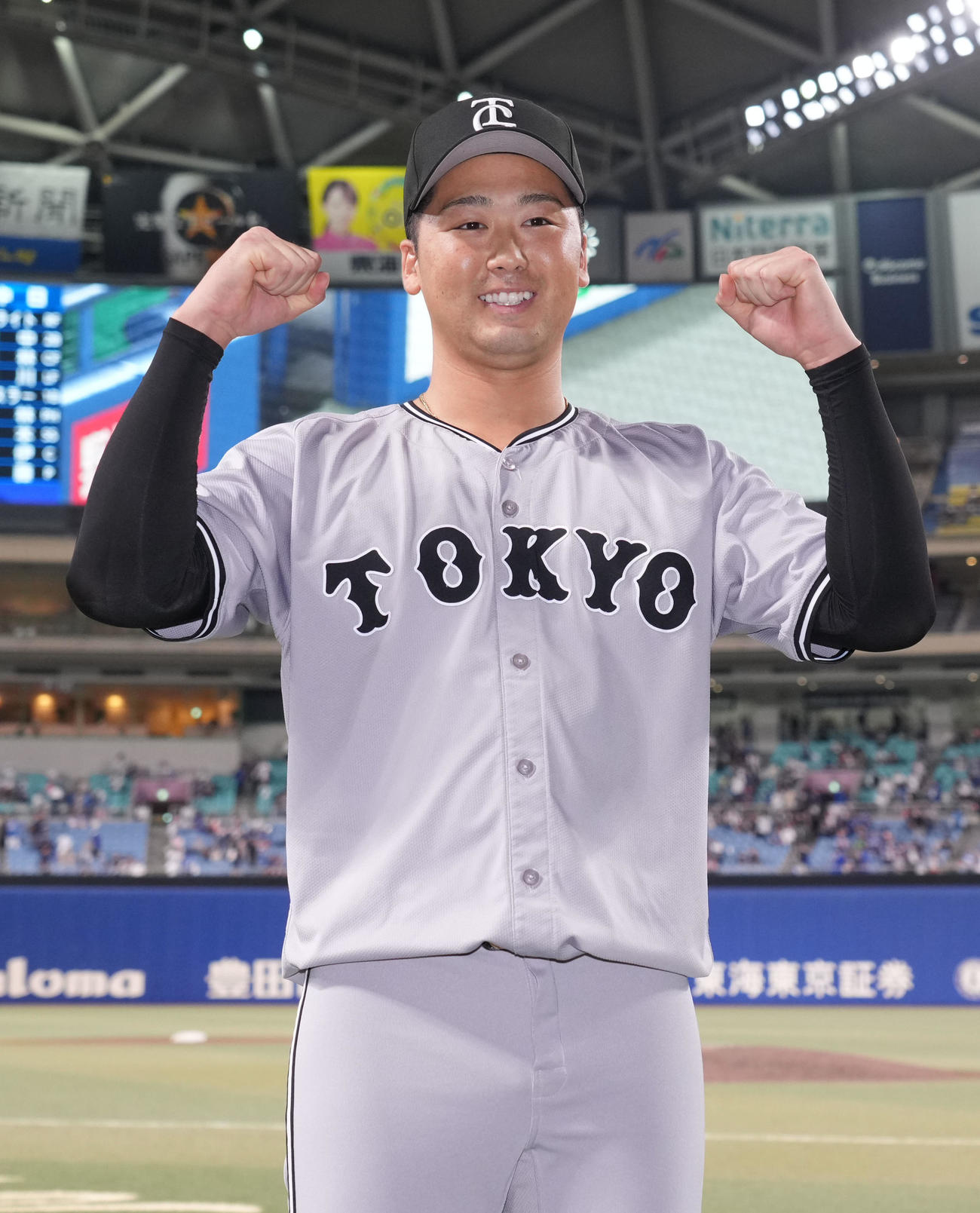 中日対巨人　ヒーローインタビューを終えポーズを決める船迫（撮影・森本幸一）