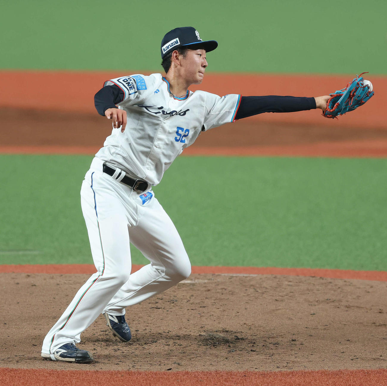 西武対ロッテ　2回表ロッテ2死一、二塁、西川を投ゴロに抑える篠原（撮影・河田真司）