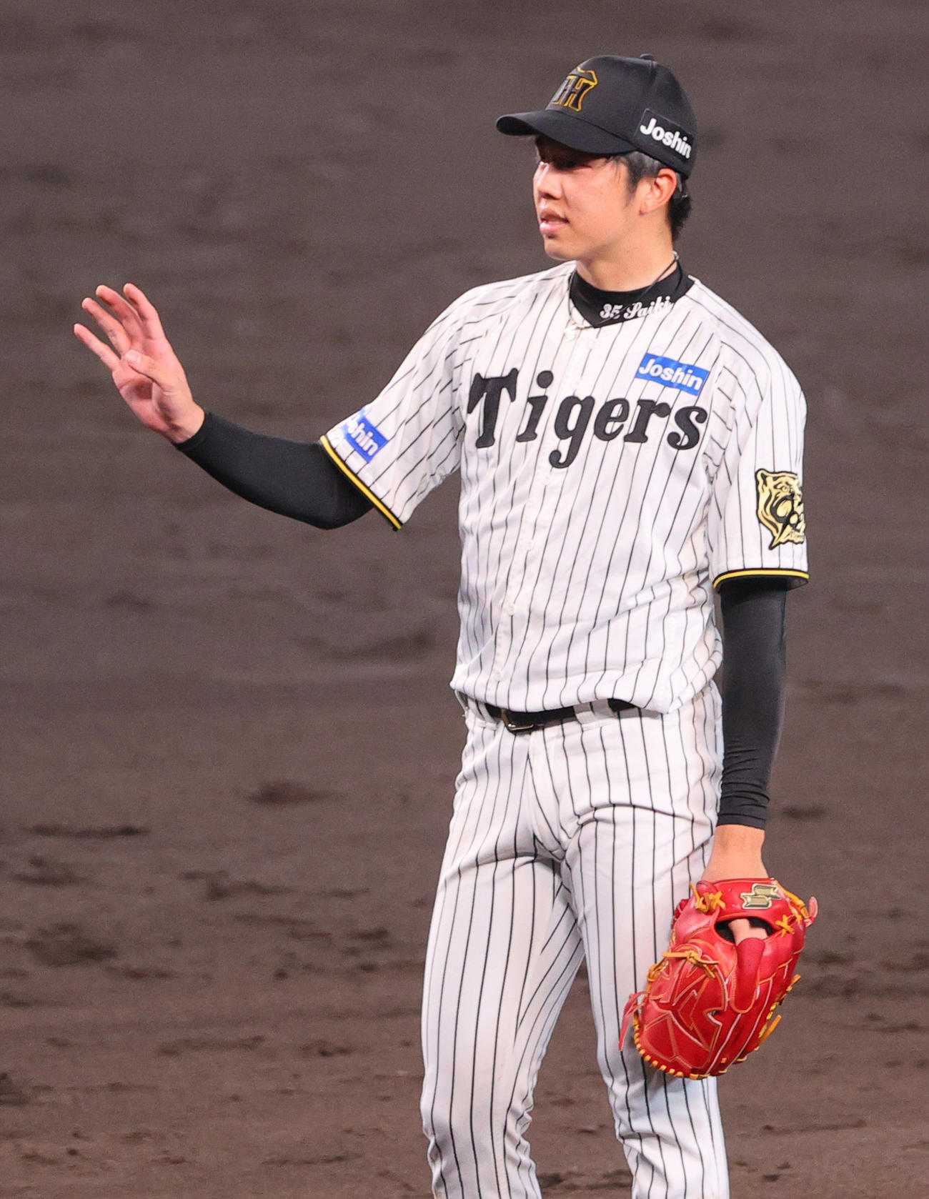 阪神対広島　5回表広島無死、才木は石原に頭部死球で謝る（撮影・上山淳一）