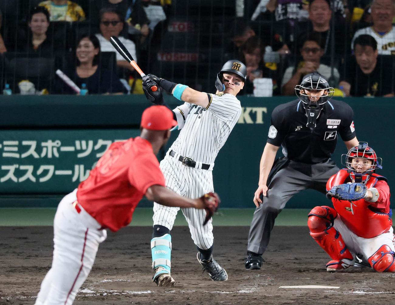 阪神対広島　5回裏阪神無死、佐藤輝は中越え二塁打を放つ。投手ハーン（撮影・加藤哉）