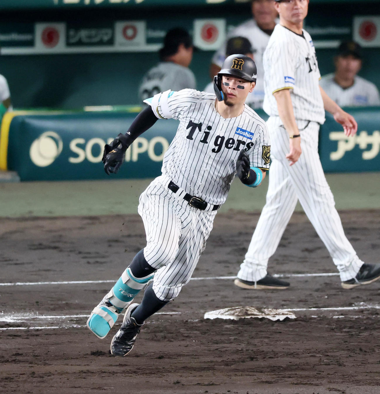 阪神対広島　5回裏阪神無死、佐藤輝は中越え二塁打を放つ。投手ハーン（撮影・加藤哉）