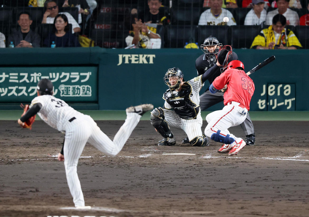 阪神対広島　5回表広島無死、石原は投手才木から頭部死球を受ける（撮影・加藤哉）