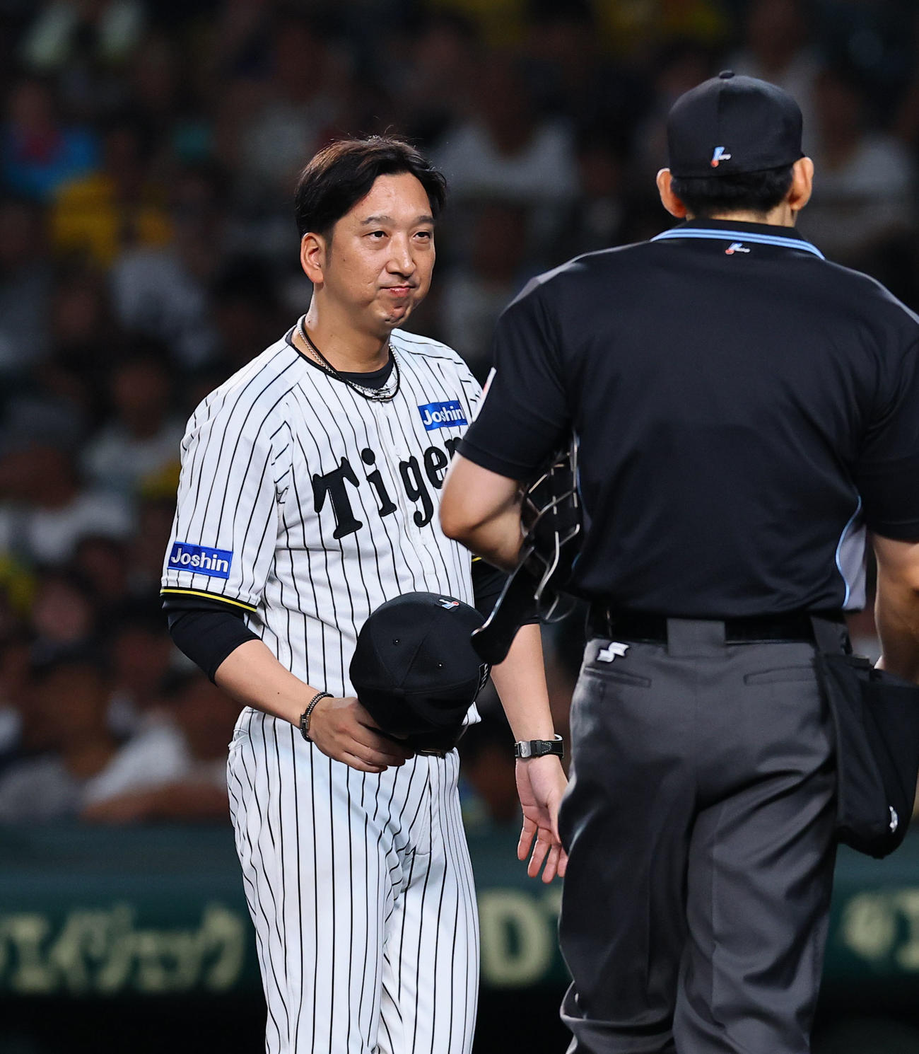 阪神対広島　5回表広島無死、石原に才木が頭部死球を与え、広島ベンチに謝る藤川監督（撮影・藤尾明華）