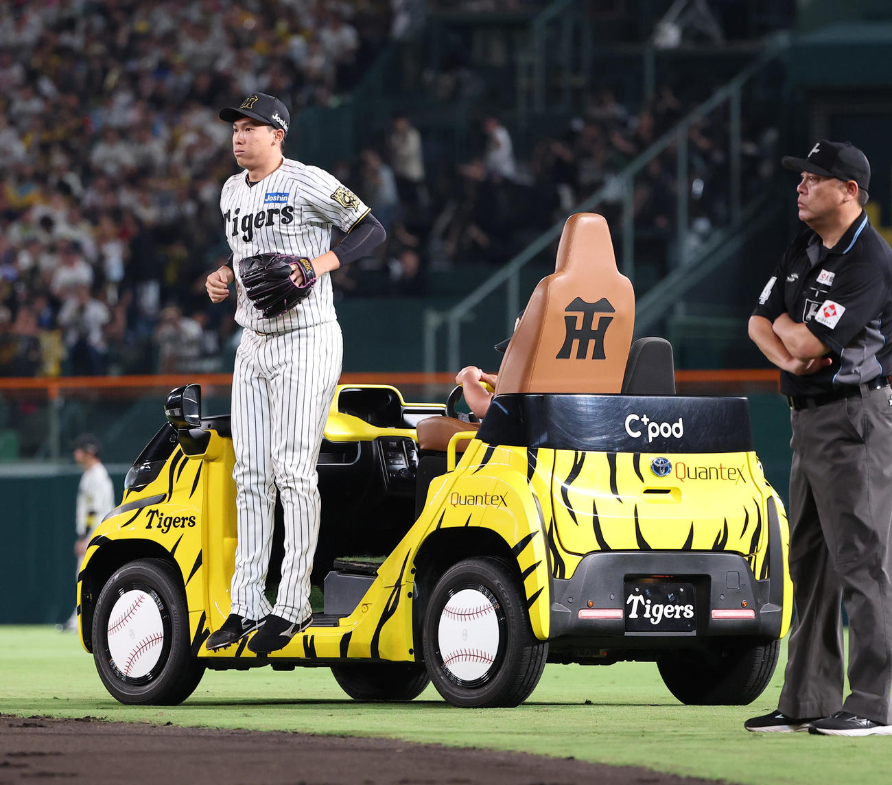 阪神対広島　5回表広島無死一塁、才木の危険球退場で緊急登板する湯浅（撮影・上田博志）