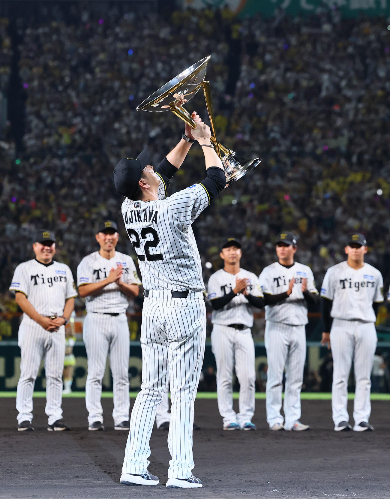 阪神対広島　優勝カップを掲げる阪神藤川監督（撮影・藤尾明華）