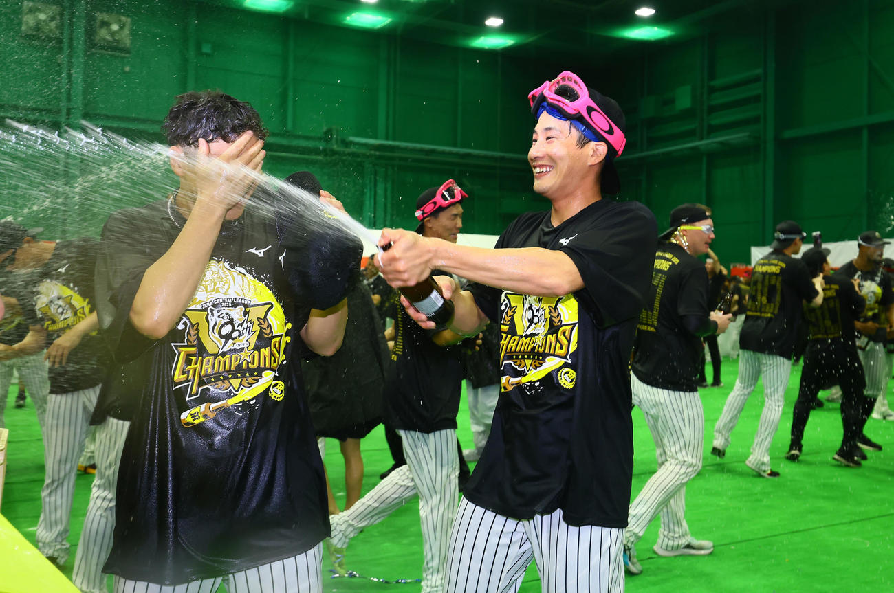 優勝祝勝会で大竹（左）にビールをかける木浪（撮影・藤尾明華）
