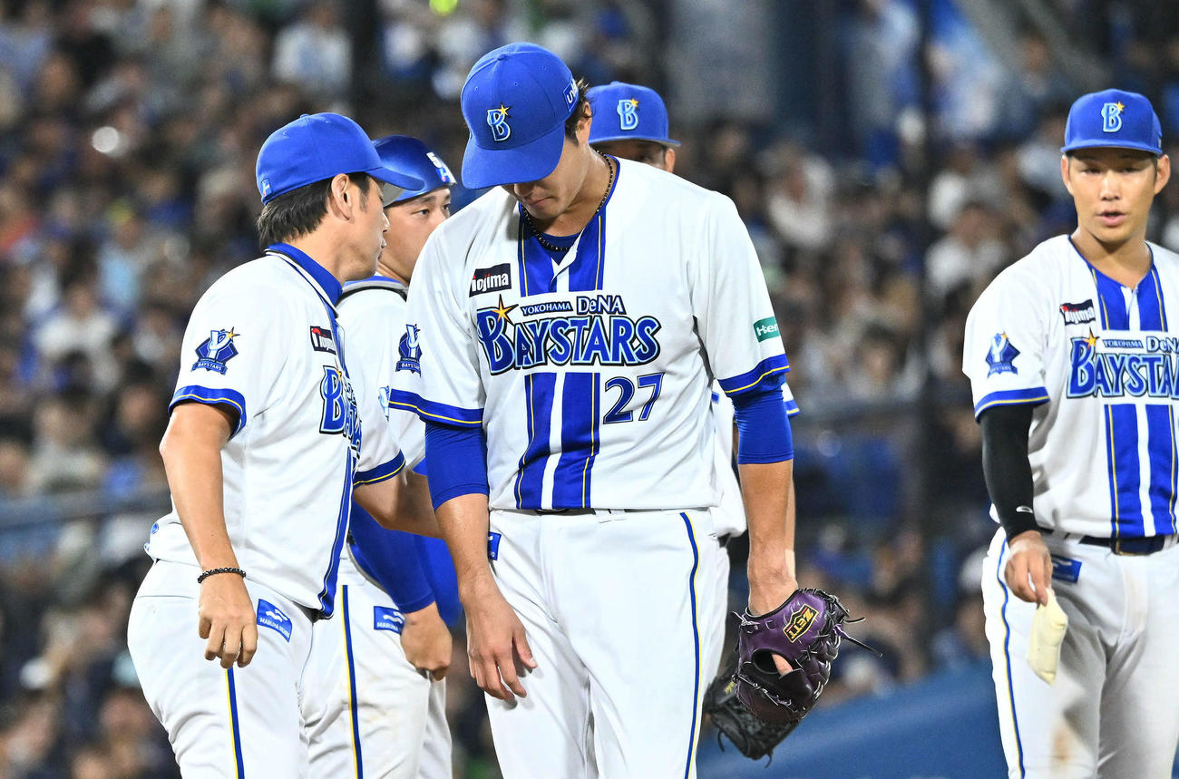 三浦監督から交代を告げられる藤浪（撮影・滝沢徹郎）
