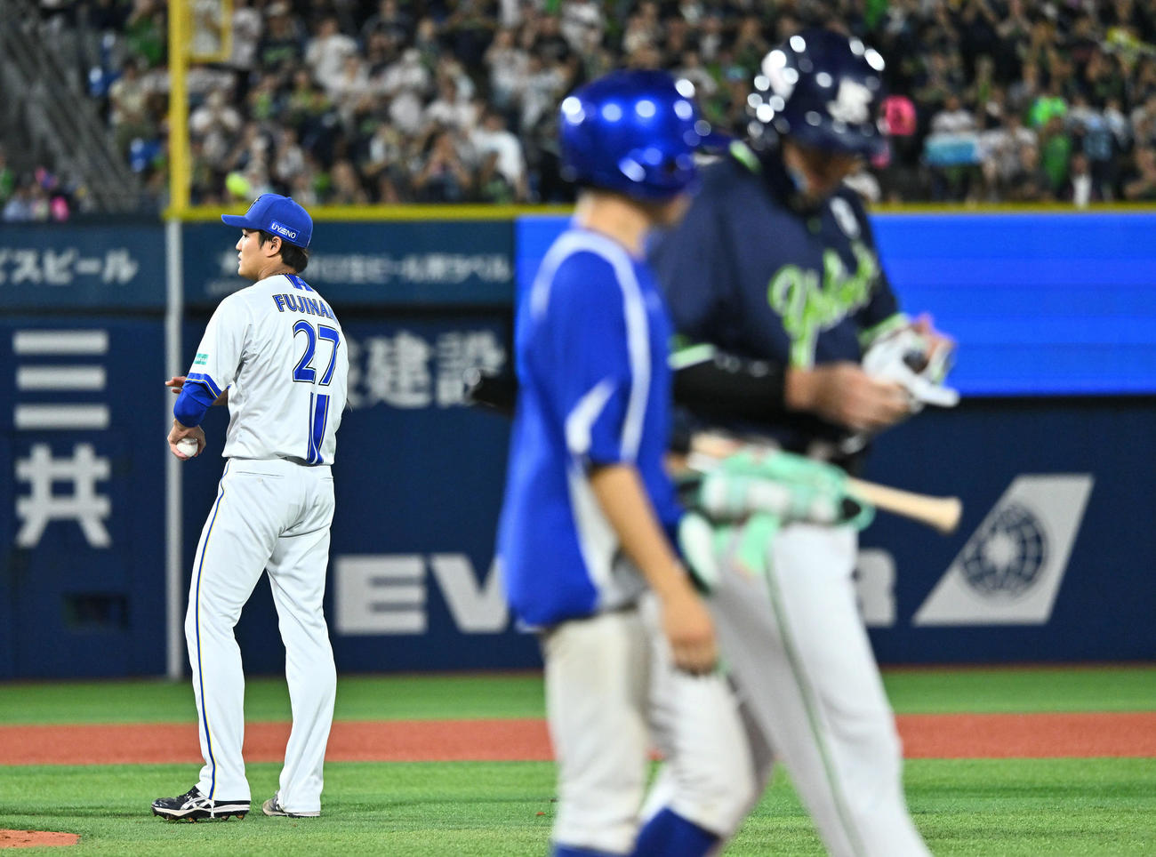 DeNA対ヤクルト　4回表ヤクルト無死、村上（手前）に四球を許す藤浪（撮影・滝沢徹郎）
