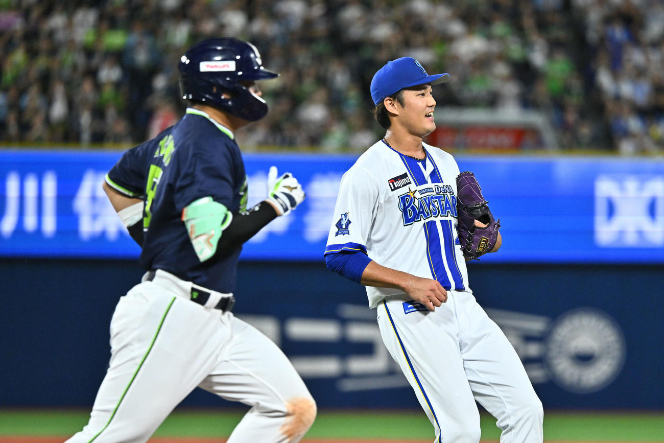 DeNA対ヤクルト　6回表ヤクルト2死、村上（左）を二ゴロに打ち取る藤浪（撮影・滝沢徹郎）