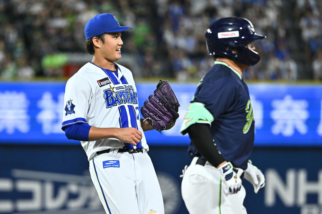 DeNA対ヤクルト　6回表ヤクルト2死、村上（左）を二ゴロに打ち取る藤浪（撮影・滝沢徹郎）