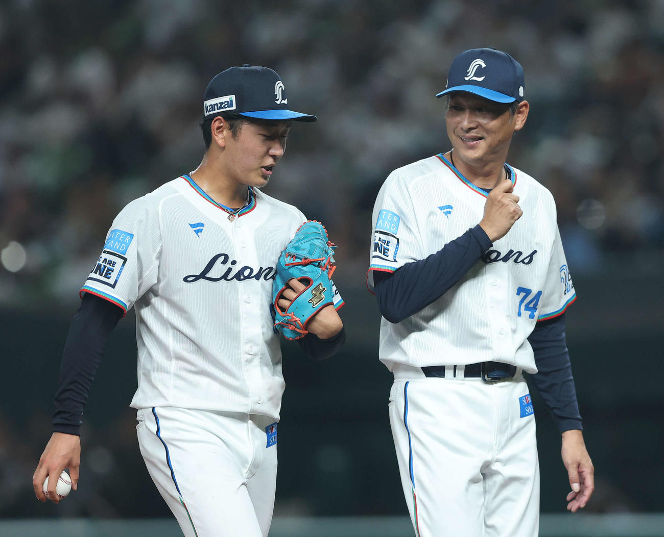 西武対ロッテ　5回表ロッテ2死一、三塁、降板となり、西口監督（右）とベンチに戻る篠原（撮影・河田真司）