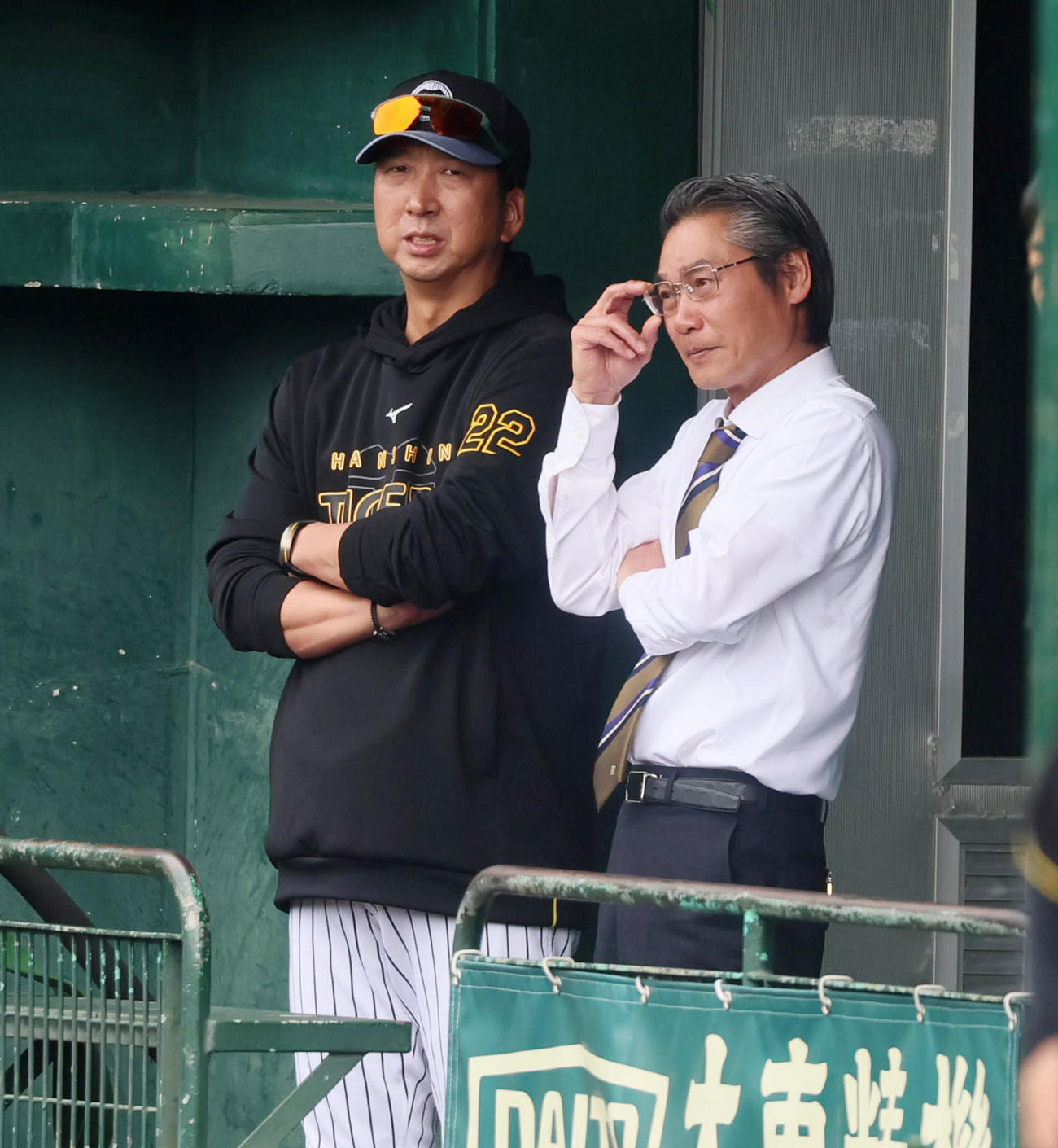 藤川監督と話す嶌村球団本部長（2025年2月撮影）