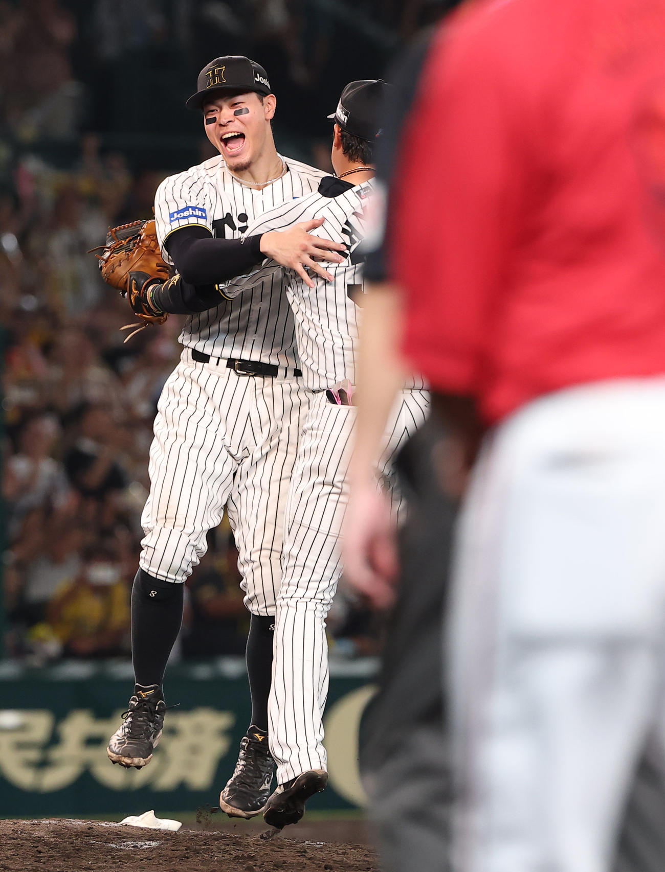 阪神対広島　優勝を決めた佐藤輝は笑顔を見せながら歓喜の輪に飛び込む（撮影・上田博志）