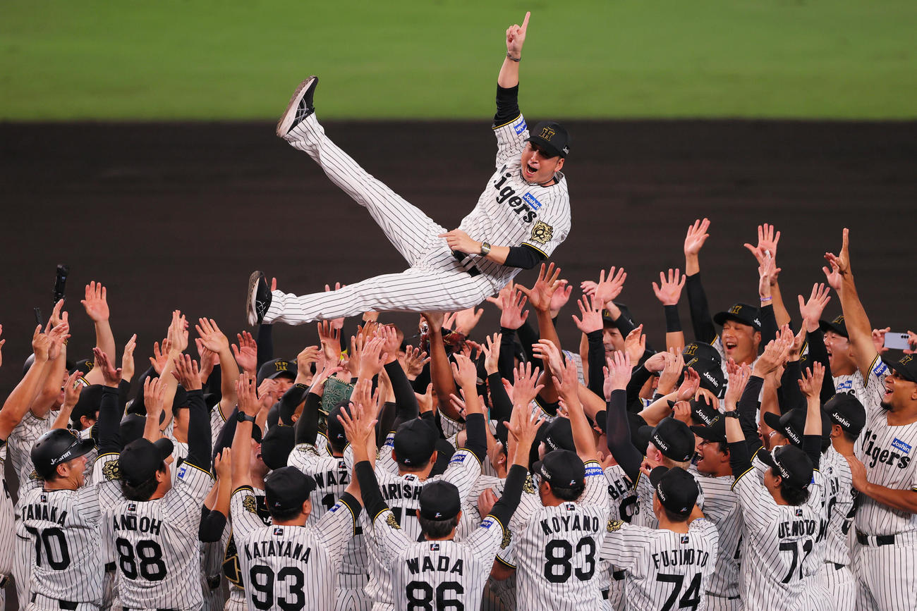 阪神対広島　セ・リーグ優勝を決め、ナインから胴上げされる阪神藤川監督（撮影・上山淳一）