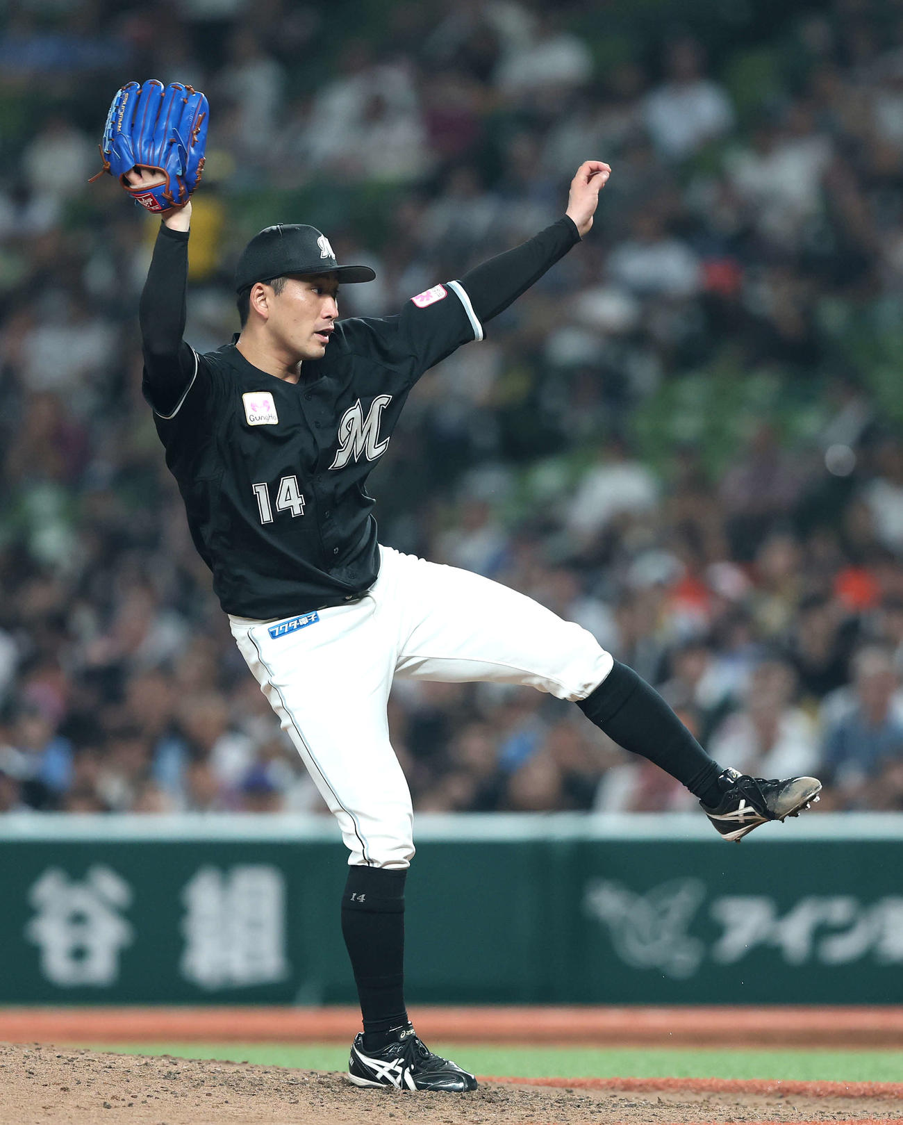 西武対ロッテ　8回裏、力投する小島（撮影・河田真司）