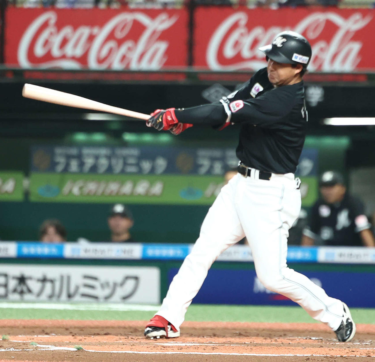 西武対ロッテ　1回表ロッテ2死一、二塁、右前先制適時打を放つ藤岡（撮影・河田真司）