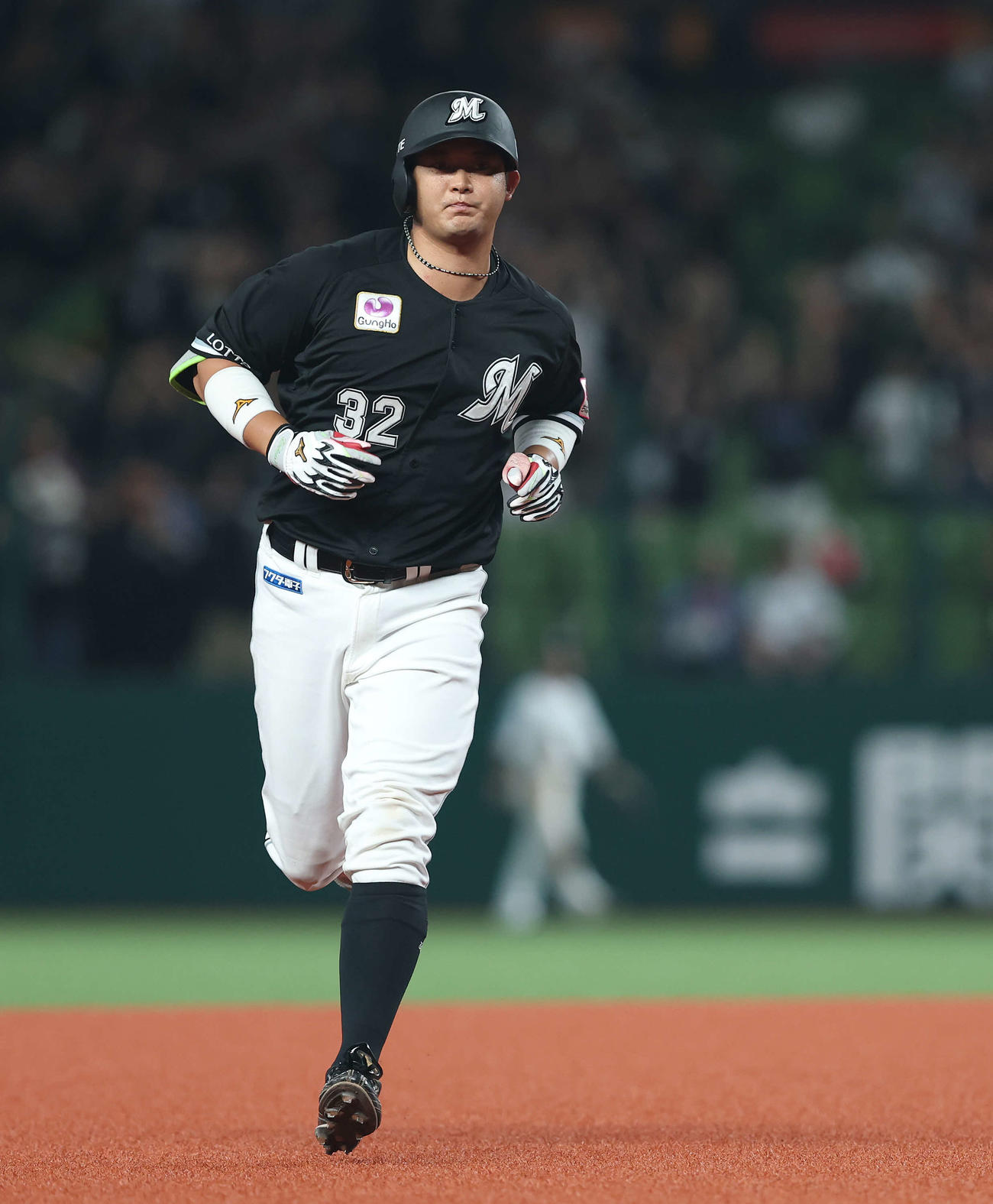 西武対ロッテ　3回表ロッテ2死一塁、右中間2点本塁打を放ちダイヤモンドを回る佐藤（撮影・河田真司）