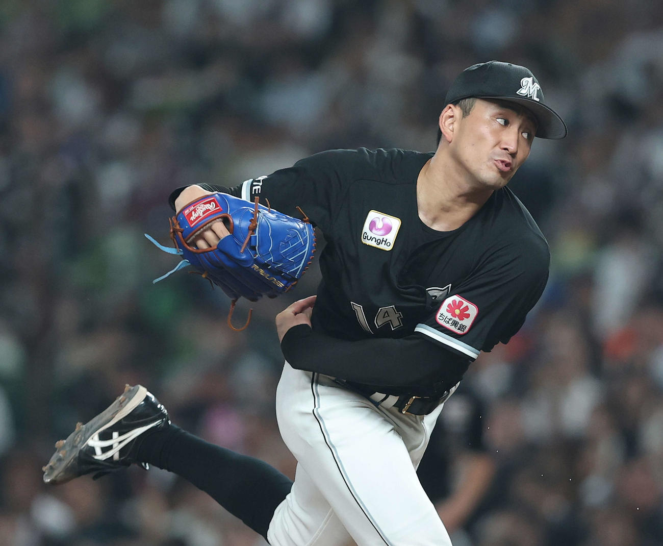 西武対ロッテ　3回裏、力投する小島（撮影・河田真司）