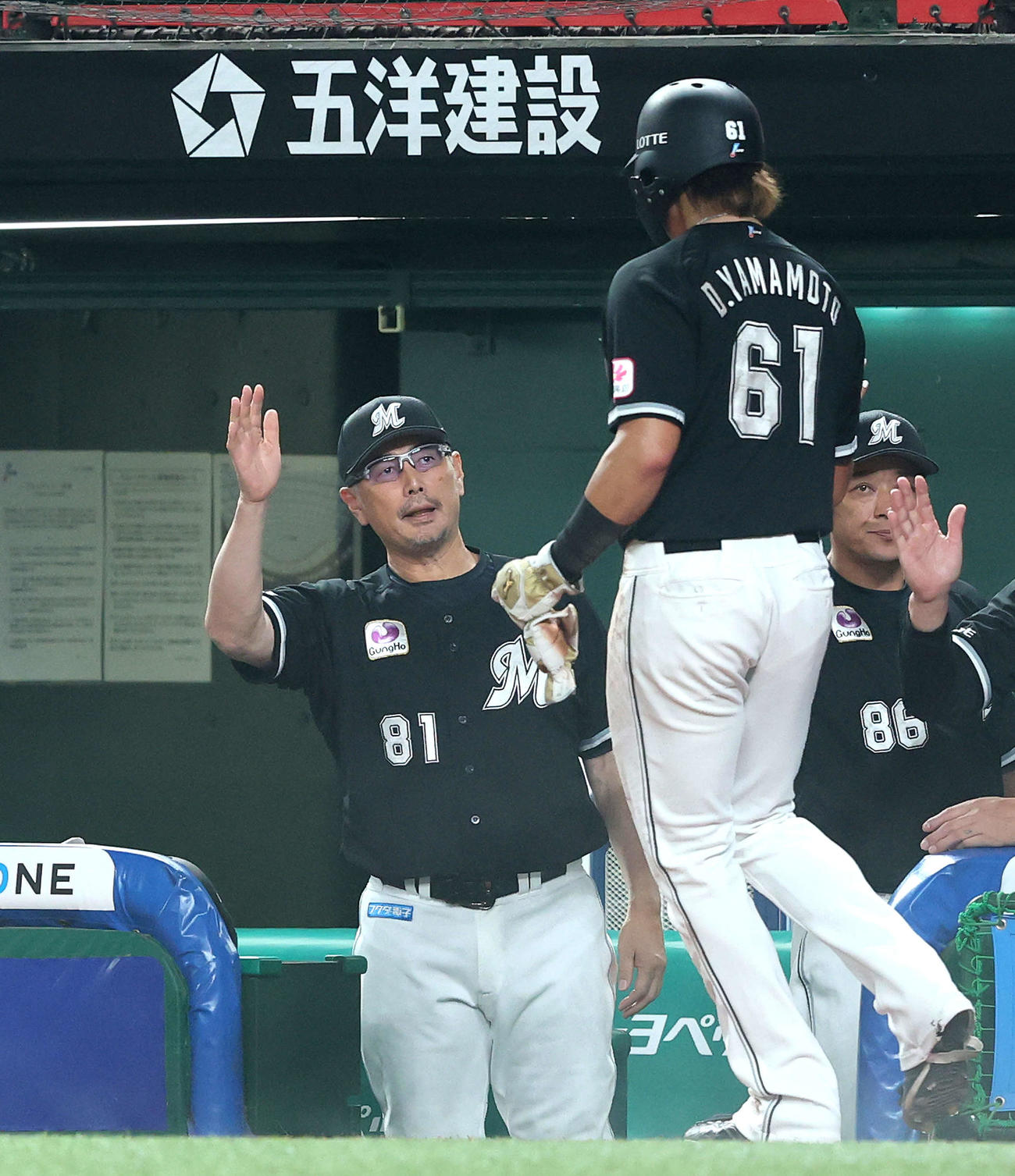 西武対ロッテ　4回表ロッテ1死三塁、高部の犠飛で生還す山本（右）を迎える吉井監督（撮影・河田真司）