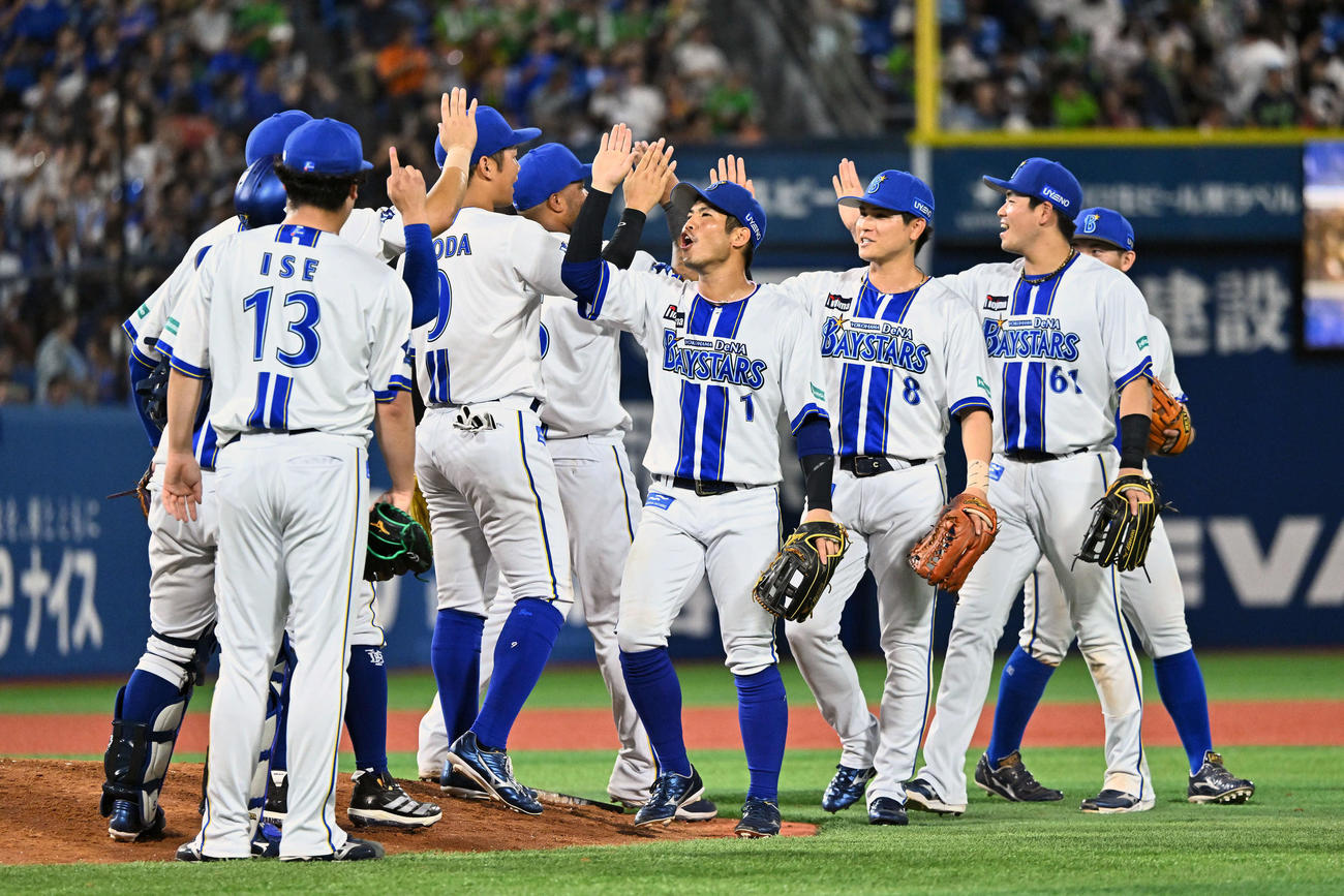 DeNA対ヤクルト　勝利を飾りタッチを交わすDeNAナイン（撮影・滝沢徹郎）