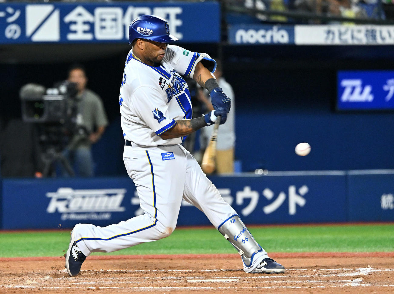 8回裏DeNA2死満塁、ビシエドは左前適時打を放つ（撮影・滝沢徹郎）